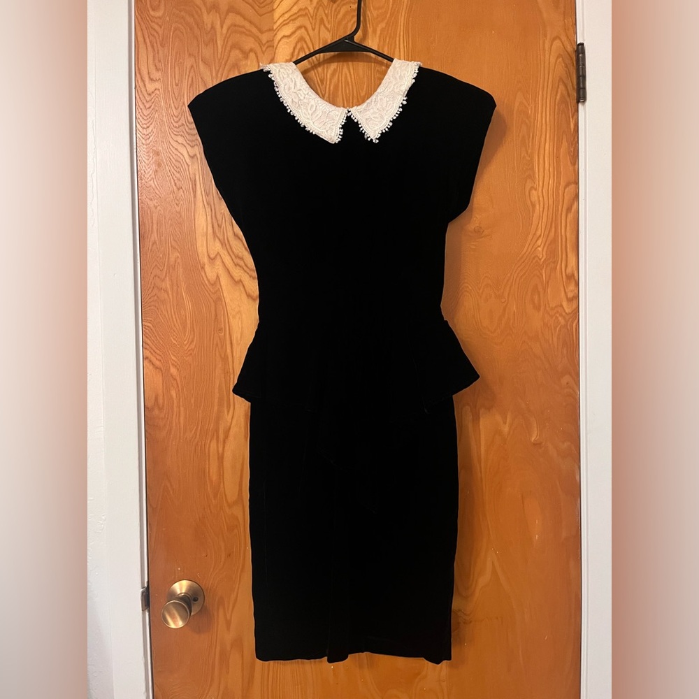 Elegant Black Dress with Lace Collar